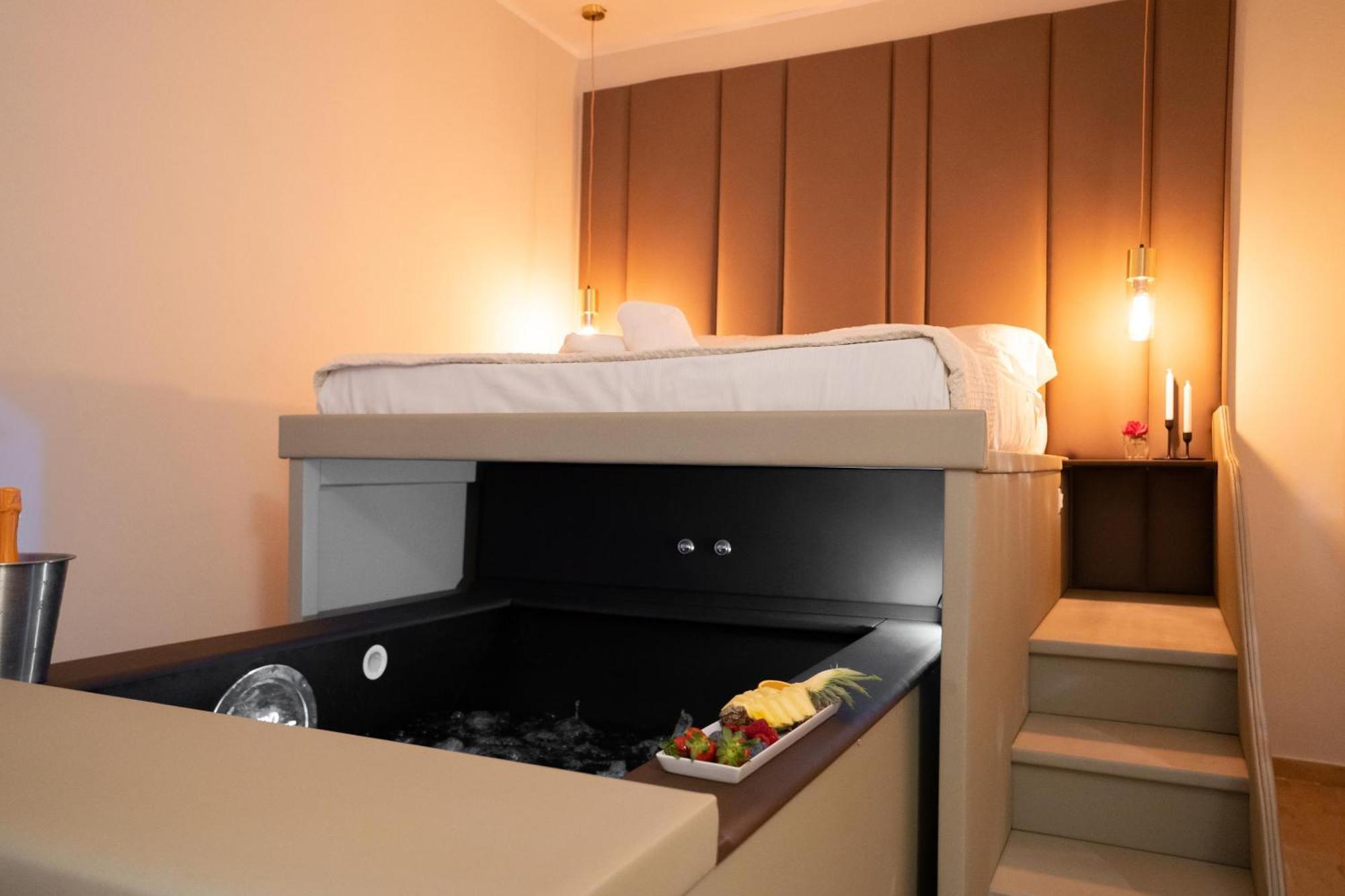 Alma Suites - Il Nido D'Amore ลีวอร์โน ภายนอก รูปภาพ
