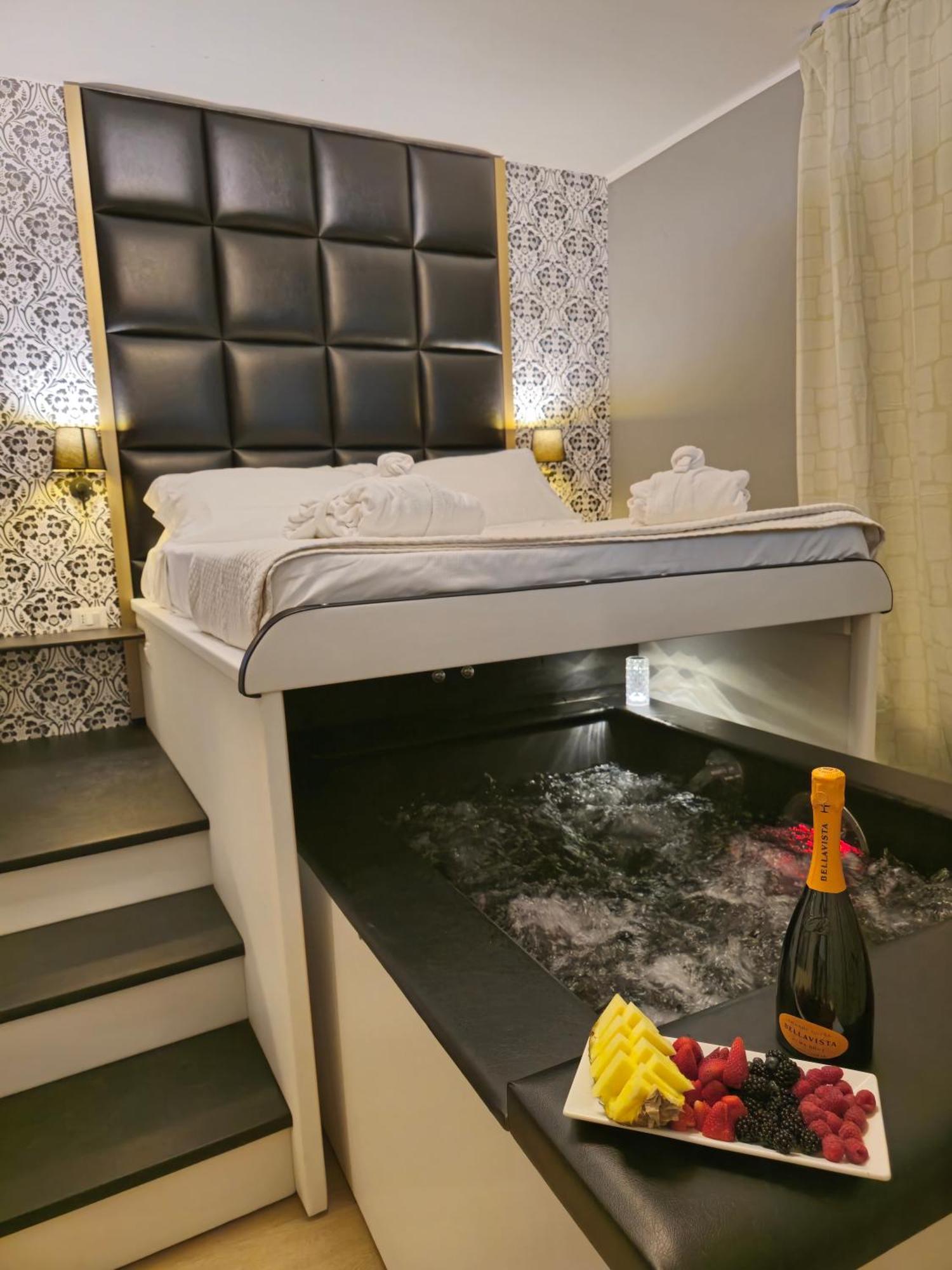 Alma Suites - Il Nido D'Amore ลีวอร์โน ภายนอก รูปภาพ