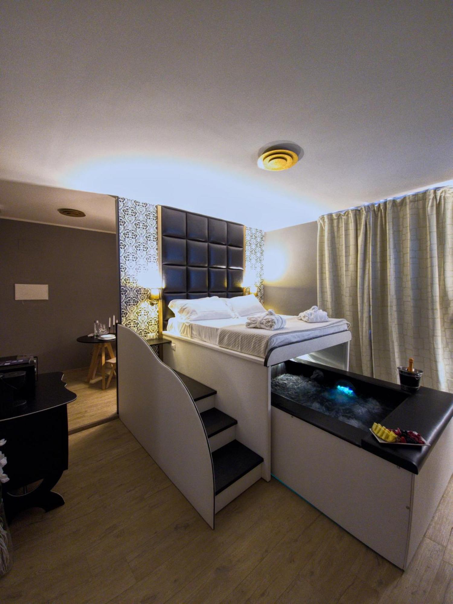 Alma Suites - Il Nido D'Amore ลีวอร์โน ภายนอก รูปภาพ