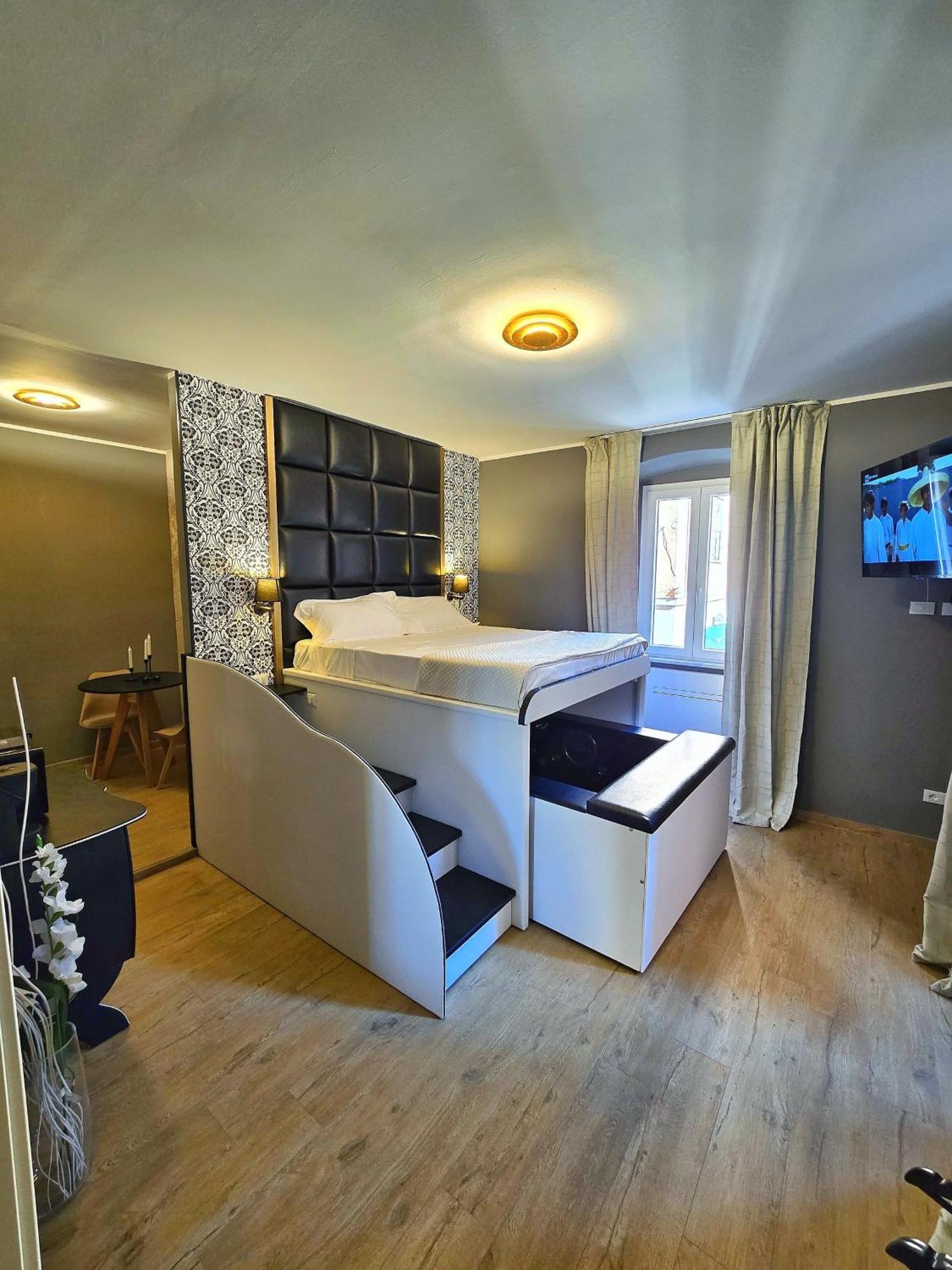 Alma Suites - Il Nido D'Amore ลีวอร์โน ภายนอก รูปภาพ