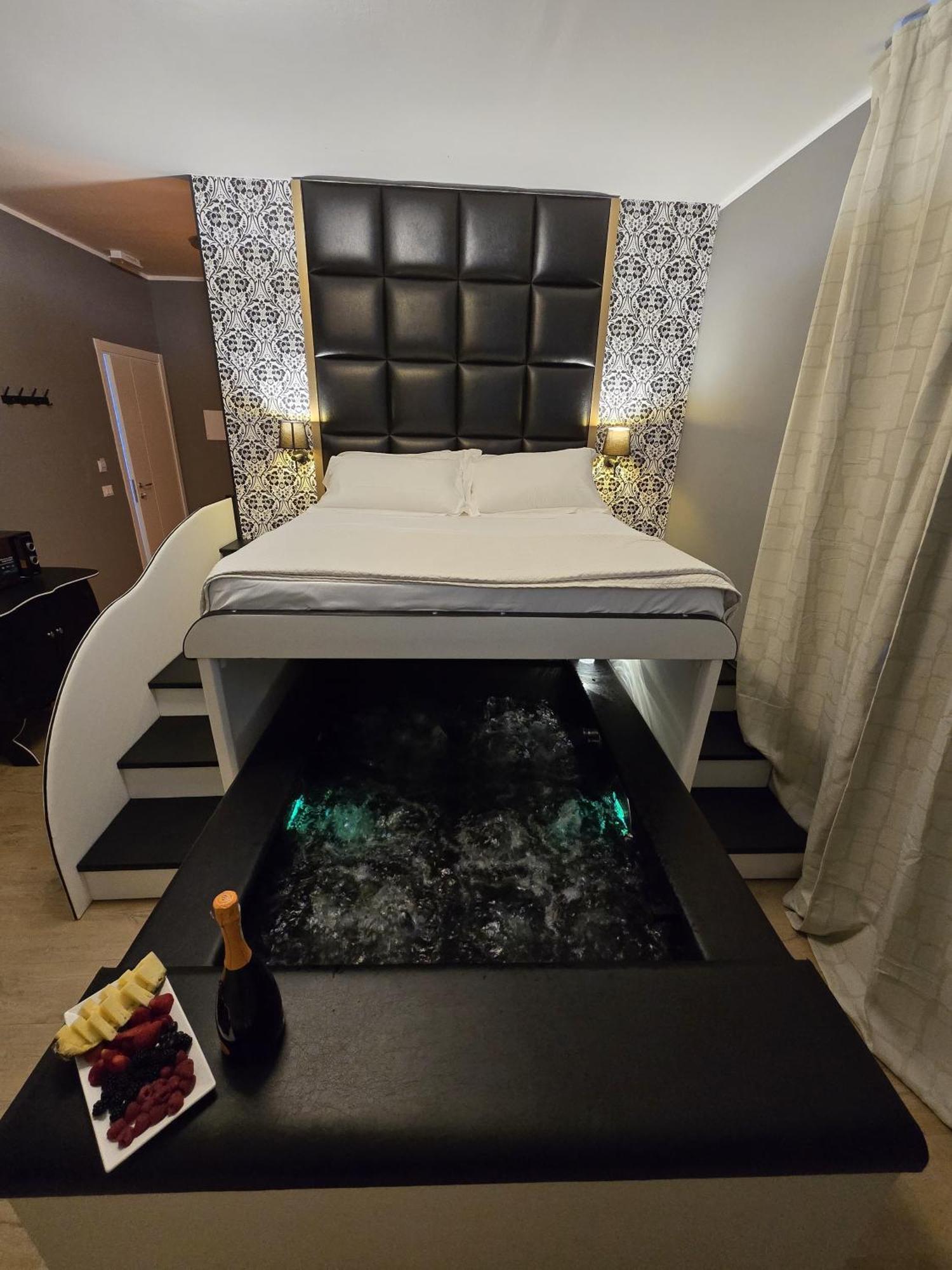 Alma Suites - Il Nido D'Amore ลีวอร์โน ภายนอก รูปภาพ
