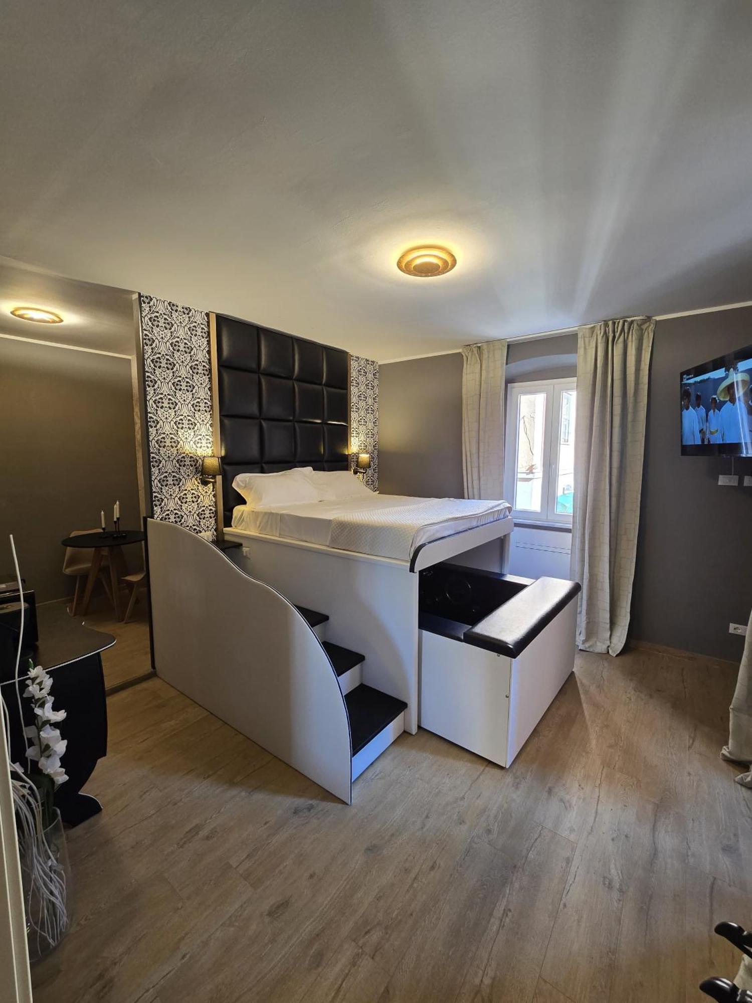Alma Suites - Il Nido D'Amore ลีวอร์โน ภายนอก รูปภาพ