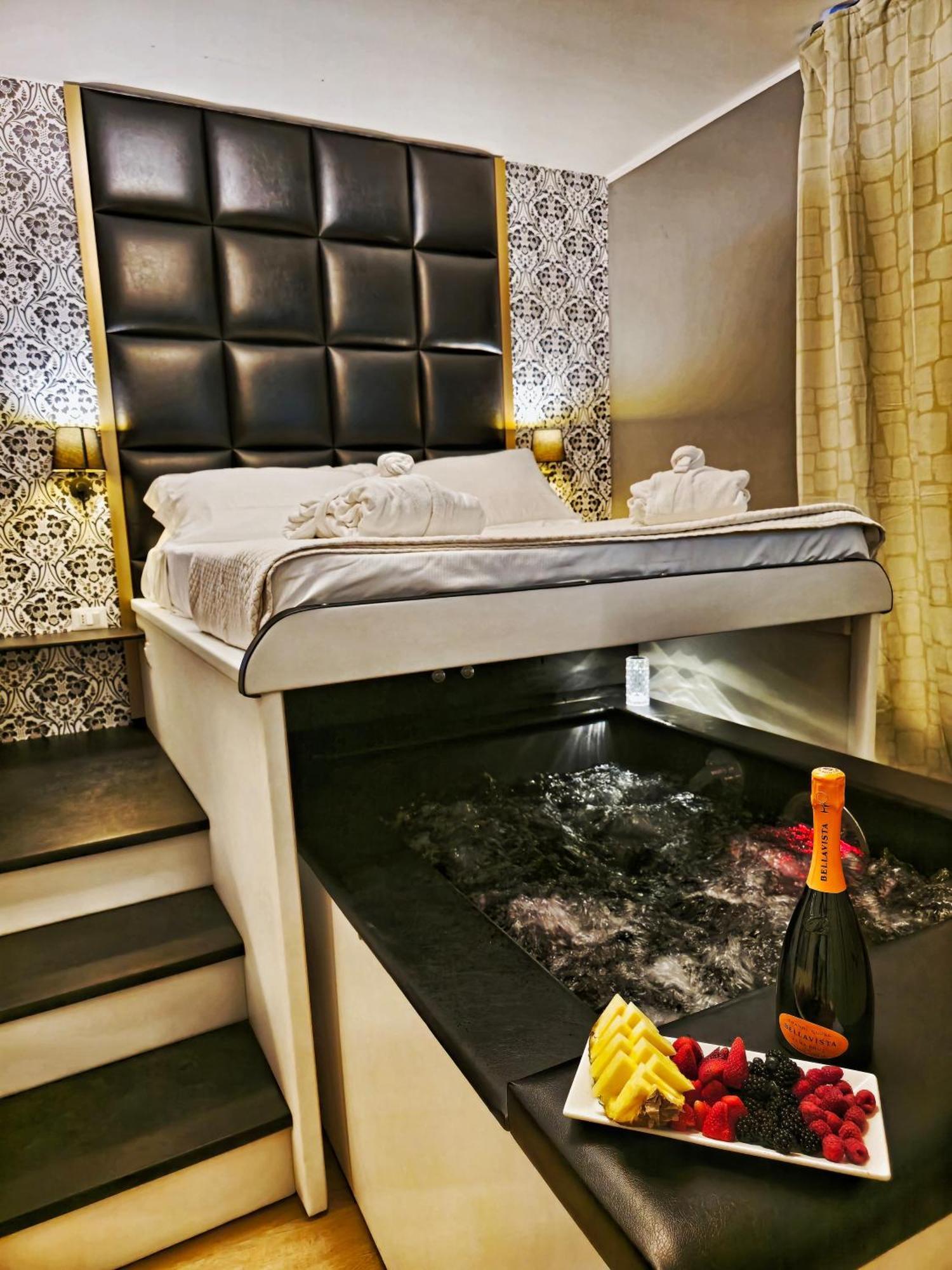 Alma Suites - Il Nido D'Amore ลีวอร์โน ภายนอก รูปภาพ