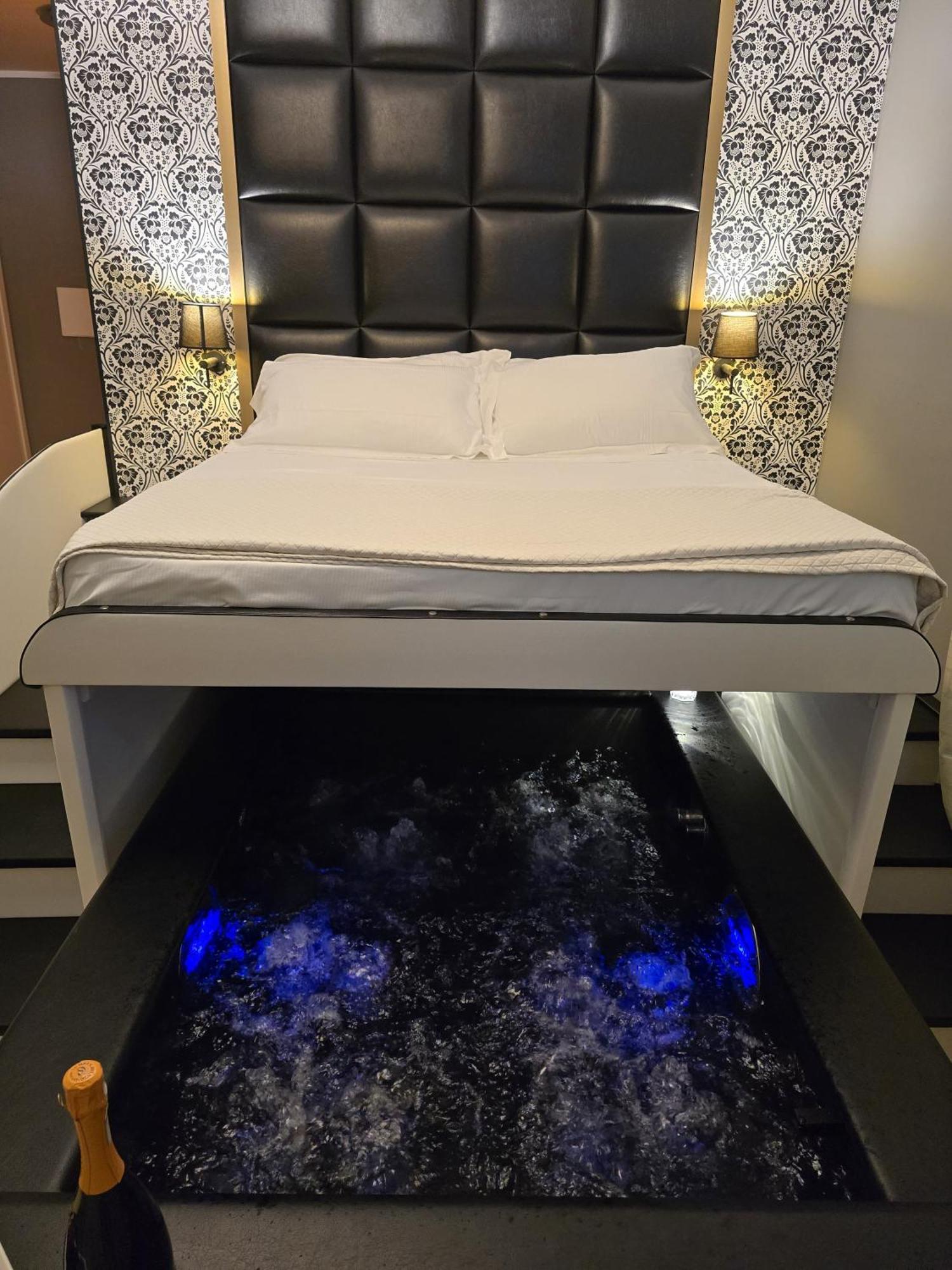 Alma Suites - Il Nido D'Amore ลีวอร์โน ภายนอก รูปภาพ